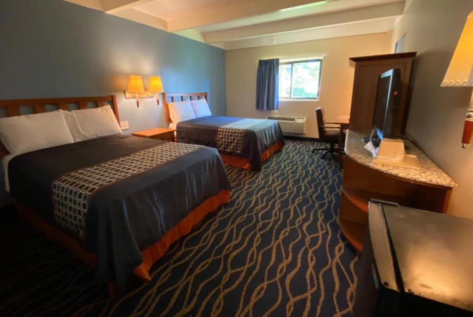 Economy Inn & Suites: Your North Randall Hideaway